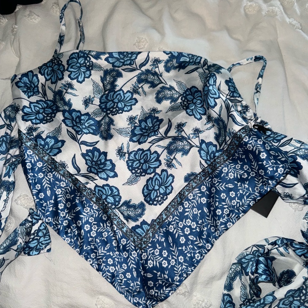 Triangle tie back going out top